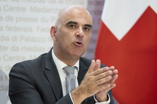 Le ministre de la santé Alain Berset a indiqué ne pas avoir encore eu "le temps de regarder" s'il allait changer d'assurance maladie ou non pour faire face à la hausse des primes (archives). KEYSTONE/PETER SCHNEIDER